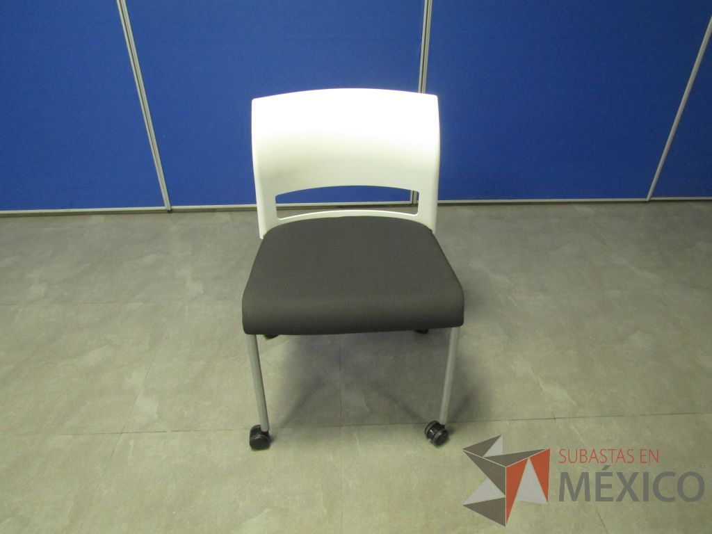 Lote 142 - 5 Sillas de visita con ruedas, asiento en tela color gris y respaldo liso color blanco. - Imagen 2