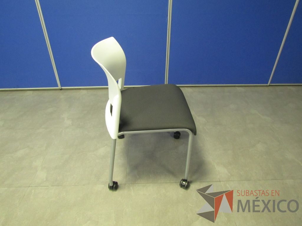 Lote 142 - 5 Sillas de visita con ruedas, asiento en tela color gris y respaldo liso color blanco. - Imagen 3
