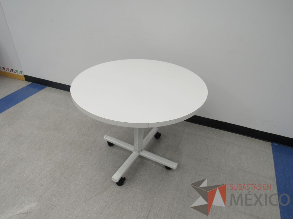 Lote 405 - Mesa de trabajo circular con base metálica blanca y cubierta color blanco. - Imagen 10
