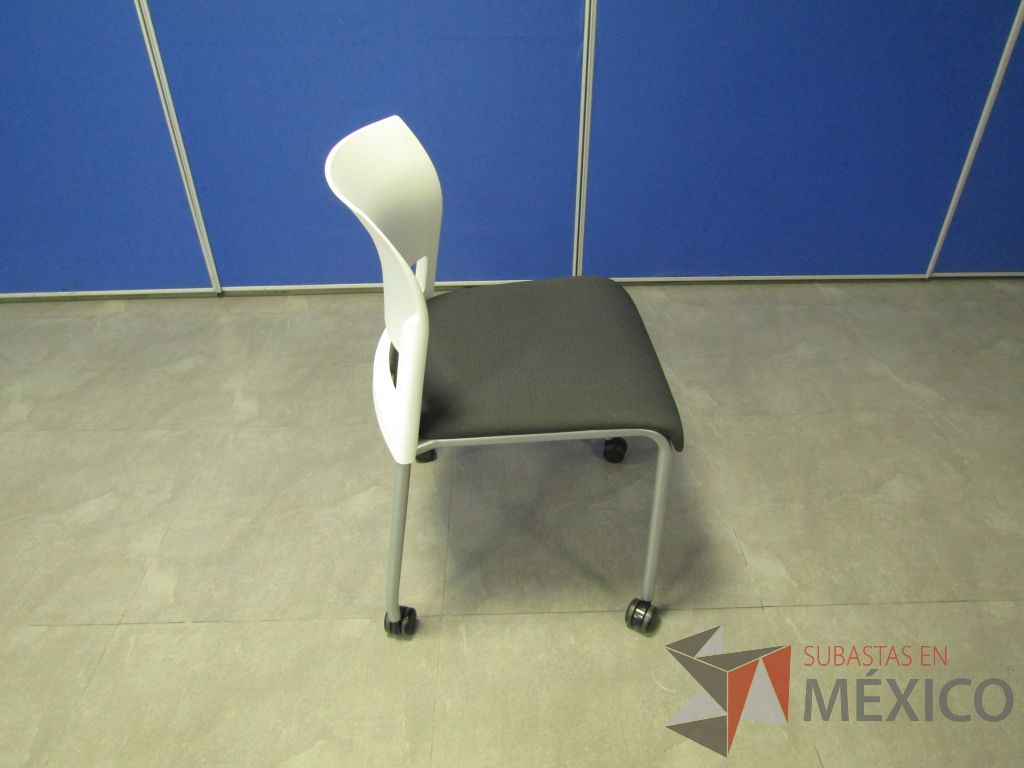 Lote 142 - 5 Sillas de visita con ruedas, asiento en tela color gris y respaldo liso color blanco. - Imagen 4