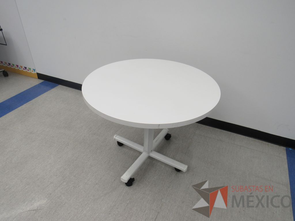 Lote 006 - Mesa de trabajo circular con base metálica blanca y cubierta color blanco - Imagen 7