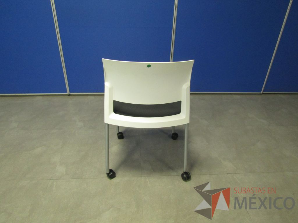 Lote 142 - 5 Sillas de visita con ruedas, asiento en tela color gris y respaldo liso color blanco. - Imagen 5