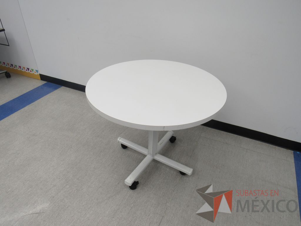 Lote 405 - Mesa de trabajo circular con base metálica blanca y cubierta color blanco. - Imagen 11