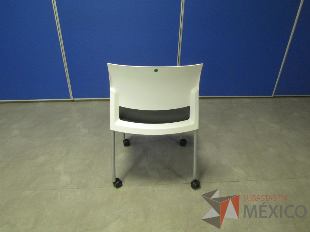 Lote 142 - 5 Sillas de visita con ruedas, asiento en tela color gris y respaldo liso color blanco. - Imagen 6