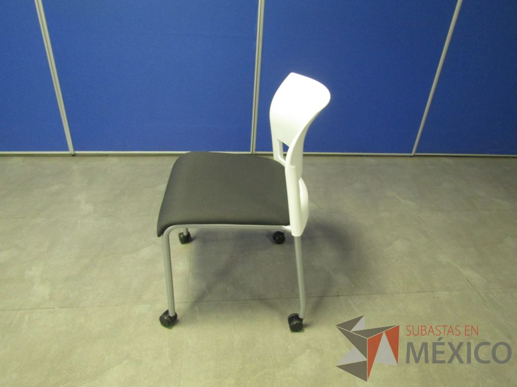 Lote 142 - 5 Sillas de visita con ruedas, asiento en tela color gris y respaldo liso color blanco. - Imagen 7