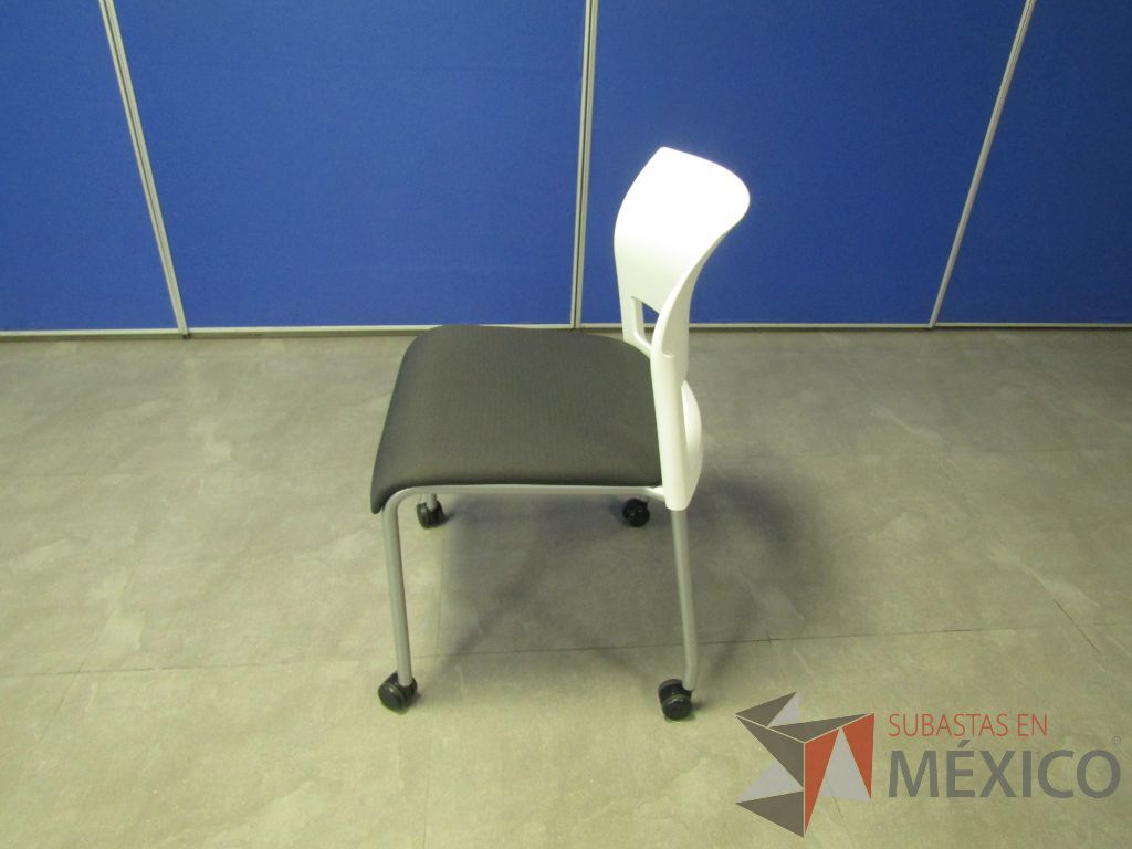 Lote 142 - 5 Sillas de visita con ruedas, asiento en tela color gris y respaldo liso color blanco. - Imagen 8