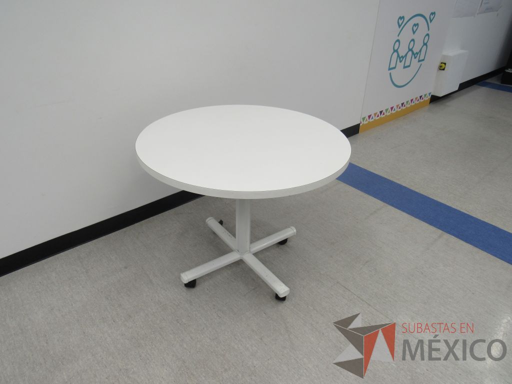 Lote 405 - Mesa de trabajo circular con base metálica blanca y cubierta color blanco. - Imagen 12