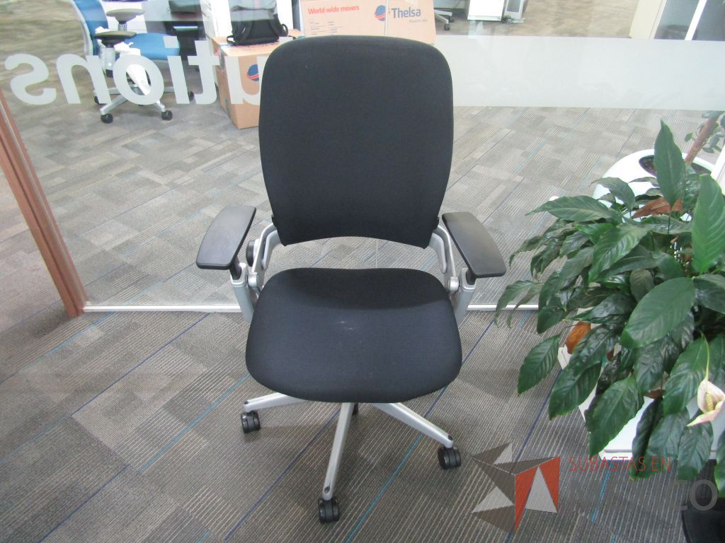 Lote 130 - 2 Sillas operativas con ruedas, asiento y respaldo en tela color negro.