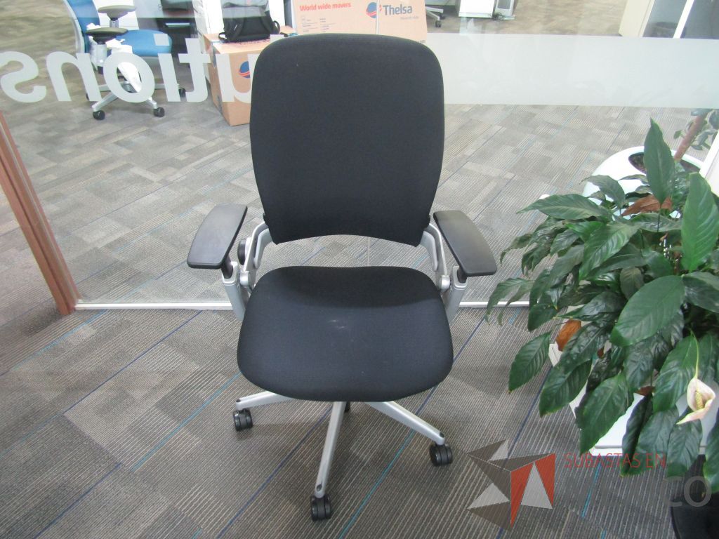 Lote 130 - 2 Sillas operativas con ruedas, asiento y respaldo en tela color negro. - Imagen 2