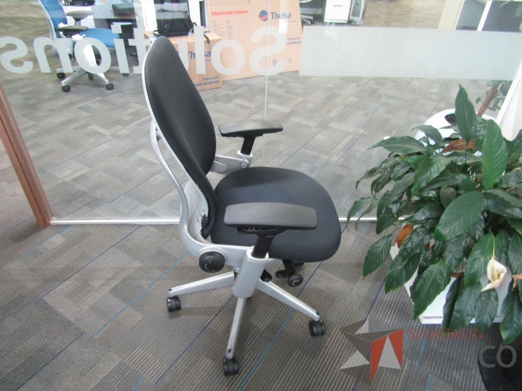 Lote 130 - 2 Sillas operativas con ruedas, asiento y respaldo en tela color negro. - Imagen 3