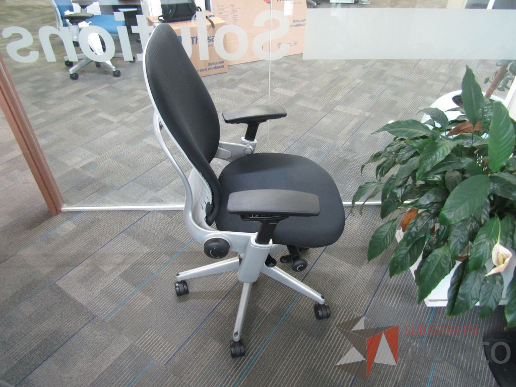 Lote 130 - 2 Sillas operativas con ruedas, asiento y respaldo en tela color negro. - Imagen 4
