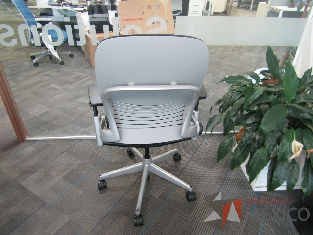Lote 130 - 2 Sillas operativas con ruedas, asiento y respaldo en tela color negro. - Imagen 5