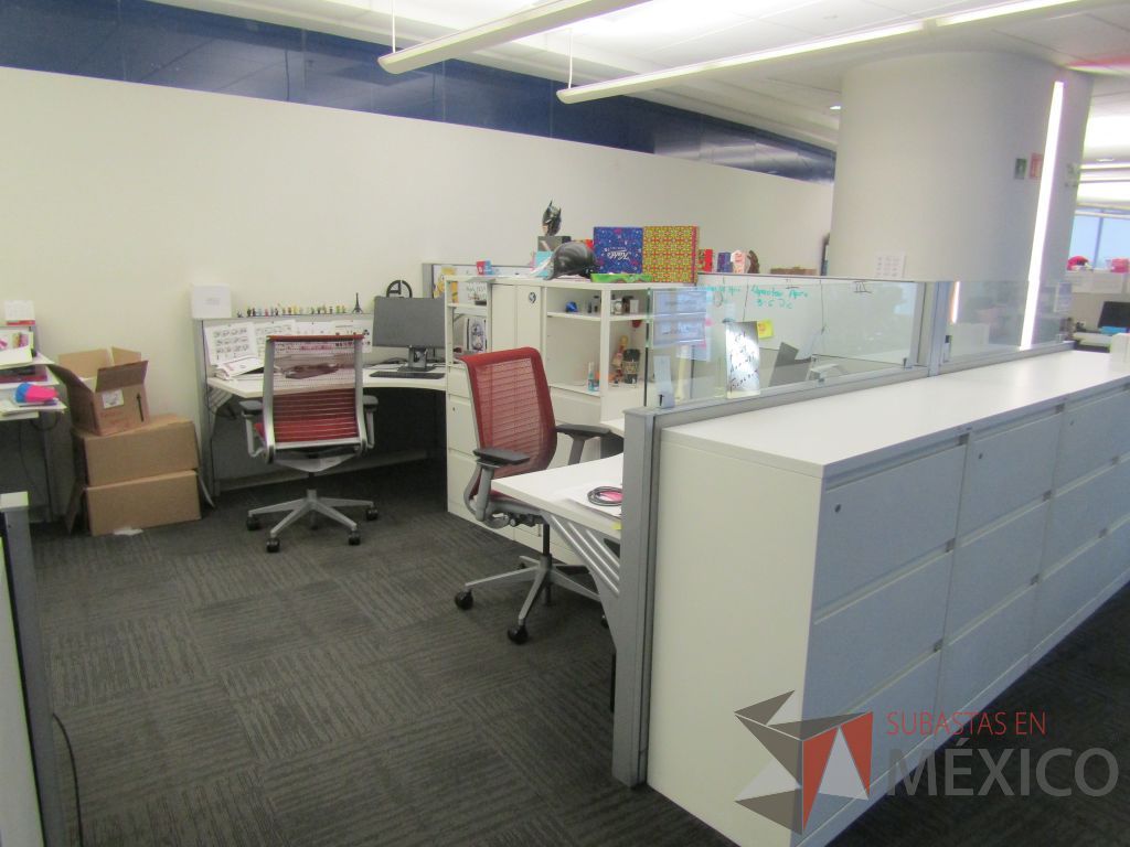 Lote 123 - Estación de trabajo para 4 personas con 4 gabinetes altos metálicos color blanco - Imagen 2