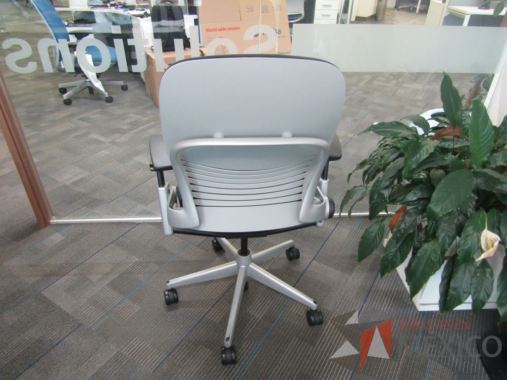Lote 130 - 2 Sillas operativas con ruedas, asiento y respaldo en tela color negro. - Imagen 6