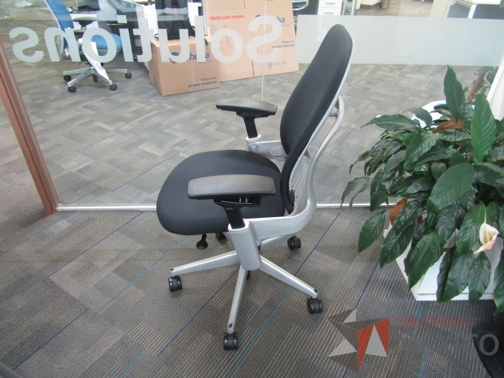 Lote 130 - 2 Sillas operativas con ruedas, asiento y respaldo en tela color negro. - Imagen 7