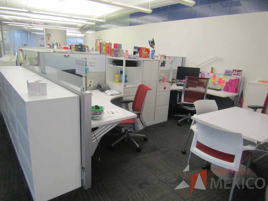 Lote 123 - Estación de trabajo para 4 personas con 4 gabinetes altos metálicos color blanco - Imagen 4