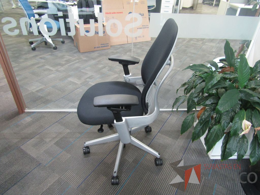 Lote 130 - 2 Sillas operativas con ruedas, asiento y respaldo en tela color negro. - Imagen 8