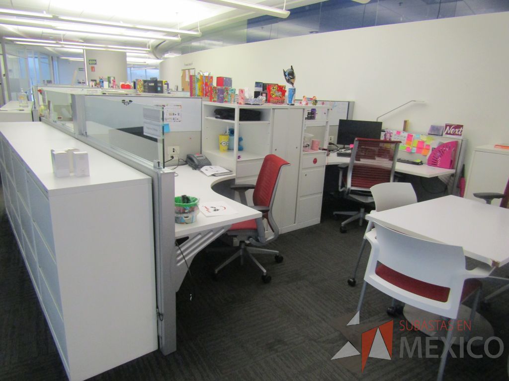 Lote 123 - Estación de trabajo para 4 personas con 4 gabinetes altos metálicos color blanco - Imagen 5