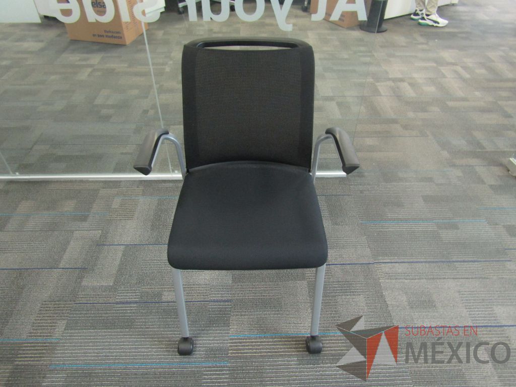 Lote 131 - 2 Silla de visita con ruedas, asiento y respaldo en malla color negro. - Imagen 2