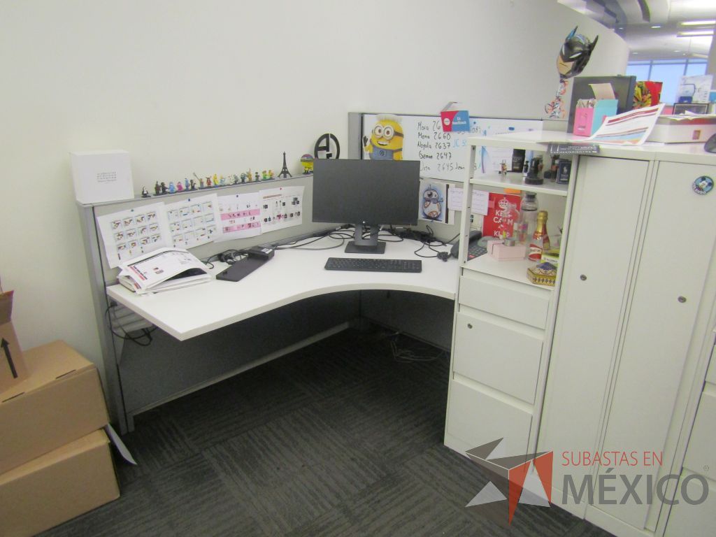 Lote 123 - Estación de trabajo para 4 personas con 4 gabinetes altos metálicos color blanco - Imagen 6