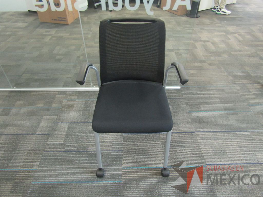 Lote 131 - 2 Silla de visita con ruedas, asiento y respaldo en malla color negro.