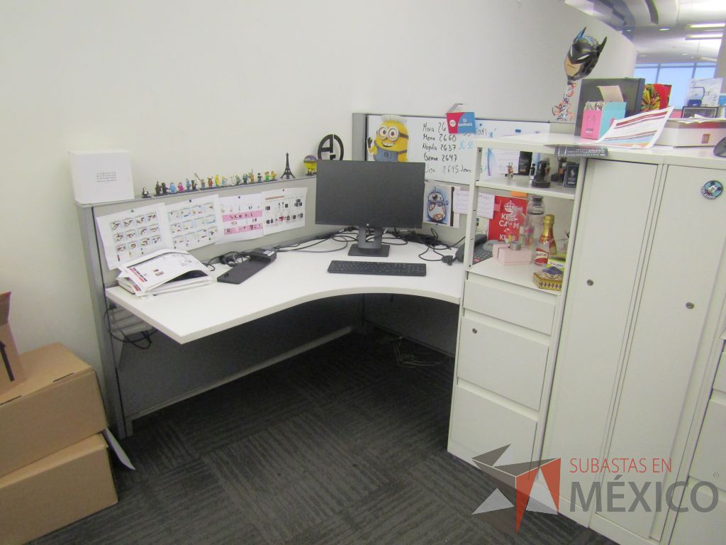 Lote 123 - Estación de trabajo para 4 personas con 4 gabinetes altos metálicos color blanco - Imagen 7