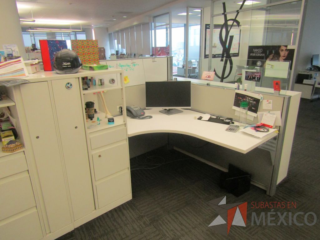 Lote 123 - Estación de trabajo para 4 personas con 4 gabinetes altos metálicos color blanco - Imagen 8