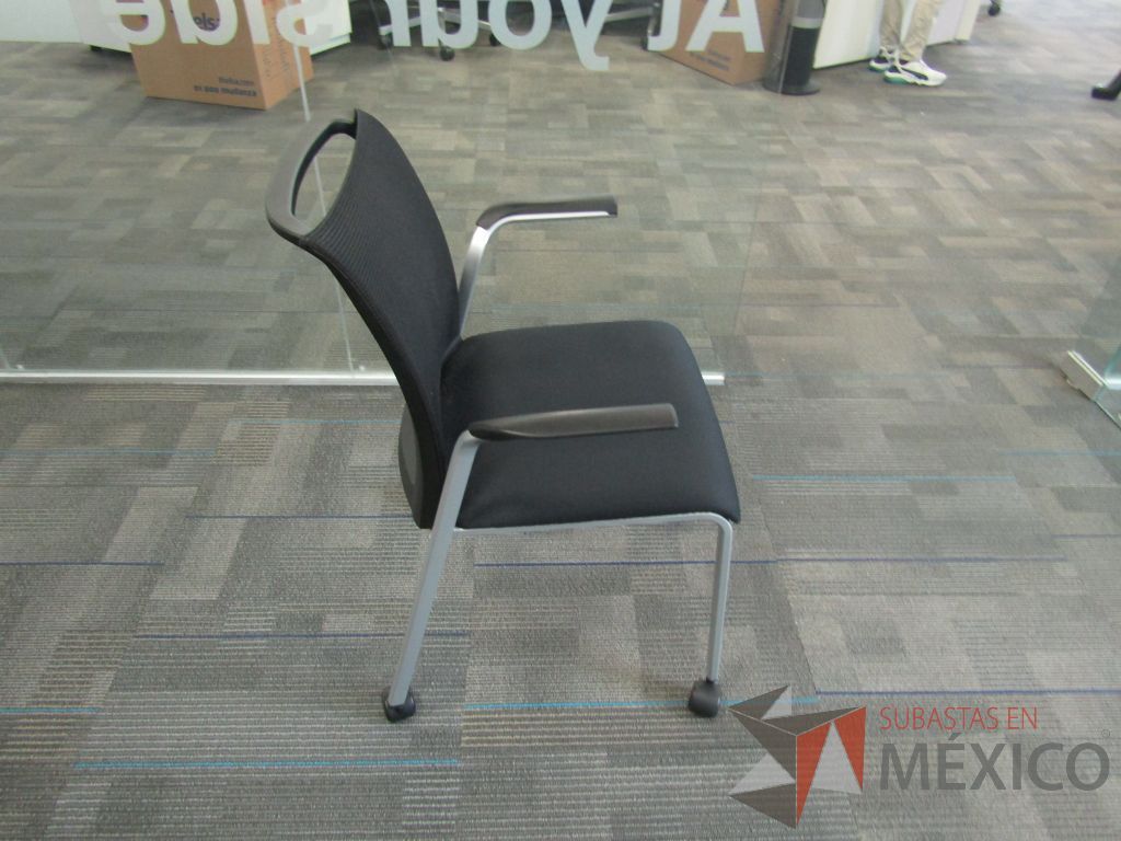 Lote 131 - 2 Silla de visita con ruedas, asiento y respaldo en malla color negro. - Imagen 4