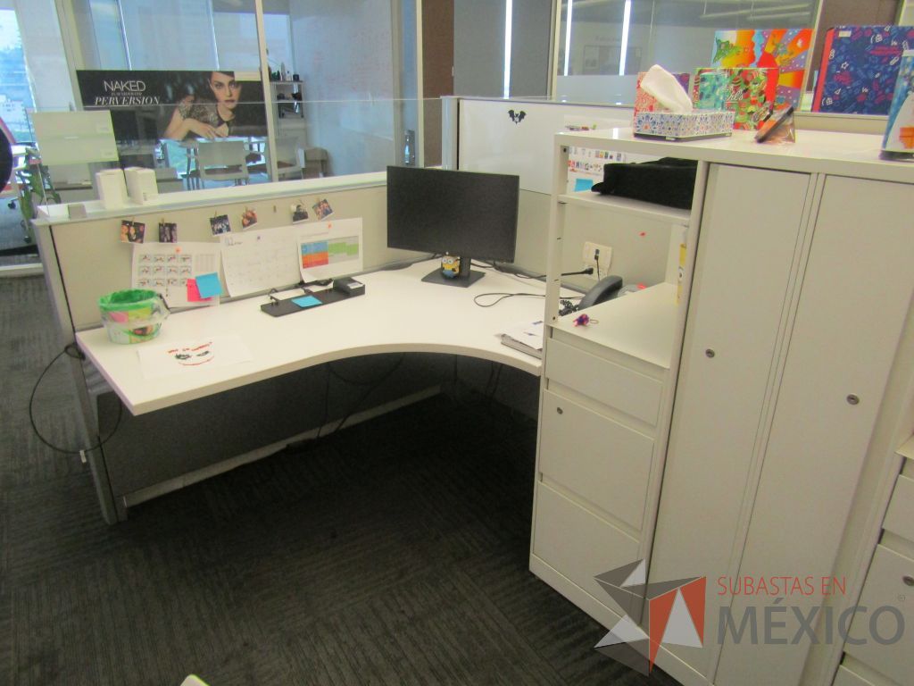 Lote 123 - Estación de trabajo para 4 personas con 4 gabinetes altos metálicos color blanco - Imagen 9