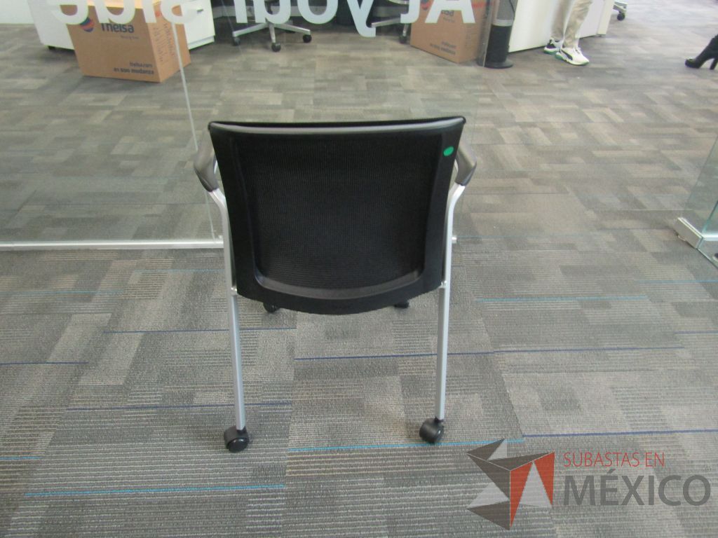Lote 131 - 2 Silla de visita con ruedas, asiento y respaldo en malla color negro. - Imagen 5