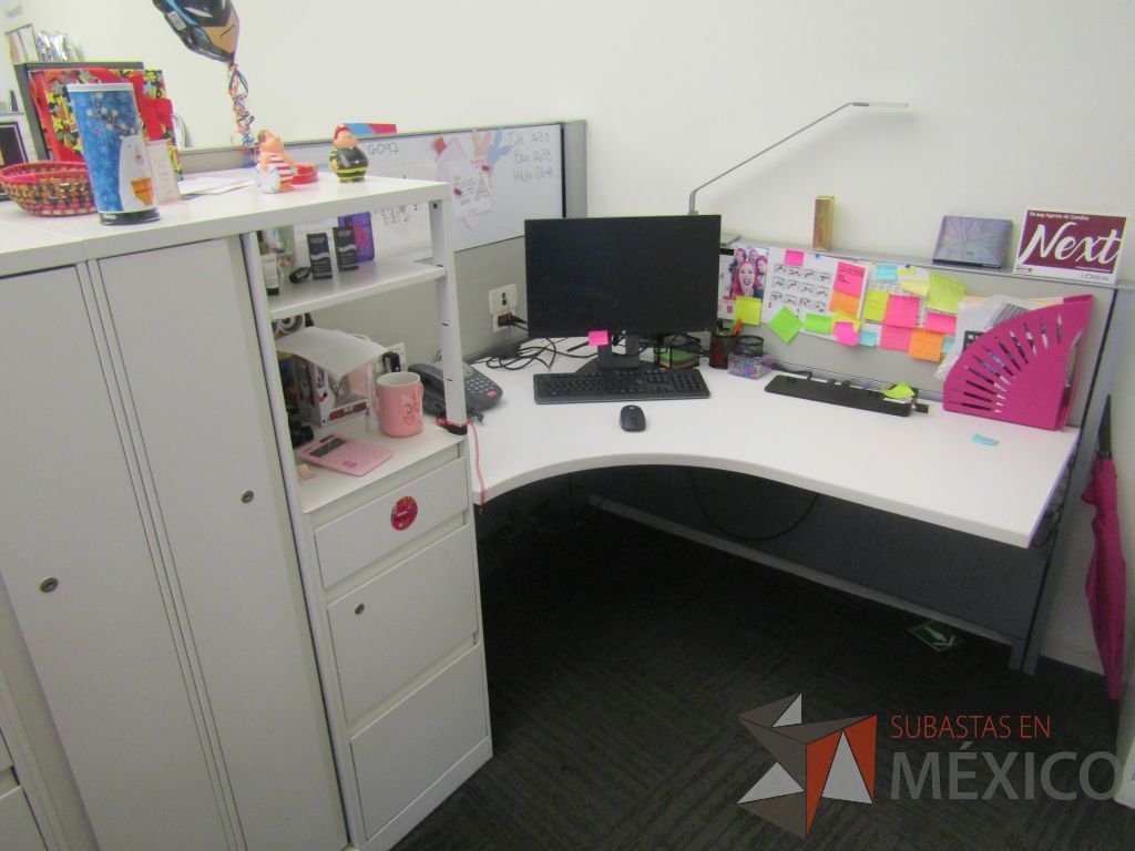 Lote 123 - Estación de trabajo para 4 personas con 4 gabinetes altos metálicos color blanco - Imagen 10