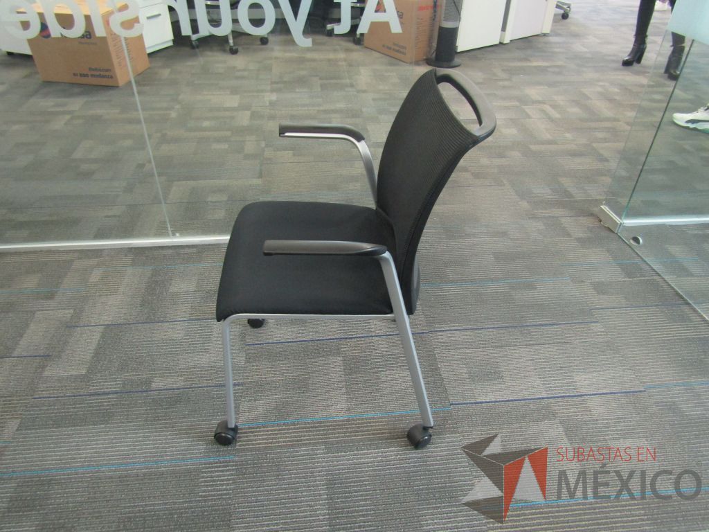 Lote 131 - 2 Silla de visita con ruedas, asiento y respaldo en malla color negro. - Imagen 7