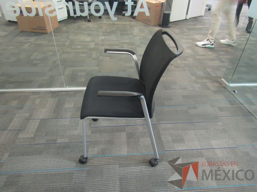 Lote 131 - 2 Silla de visita con ruedas, asiento y respaldo en malla color negro. - Imagen 8