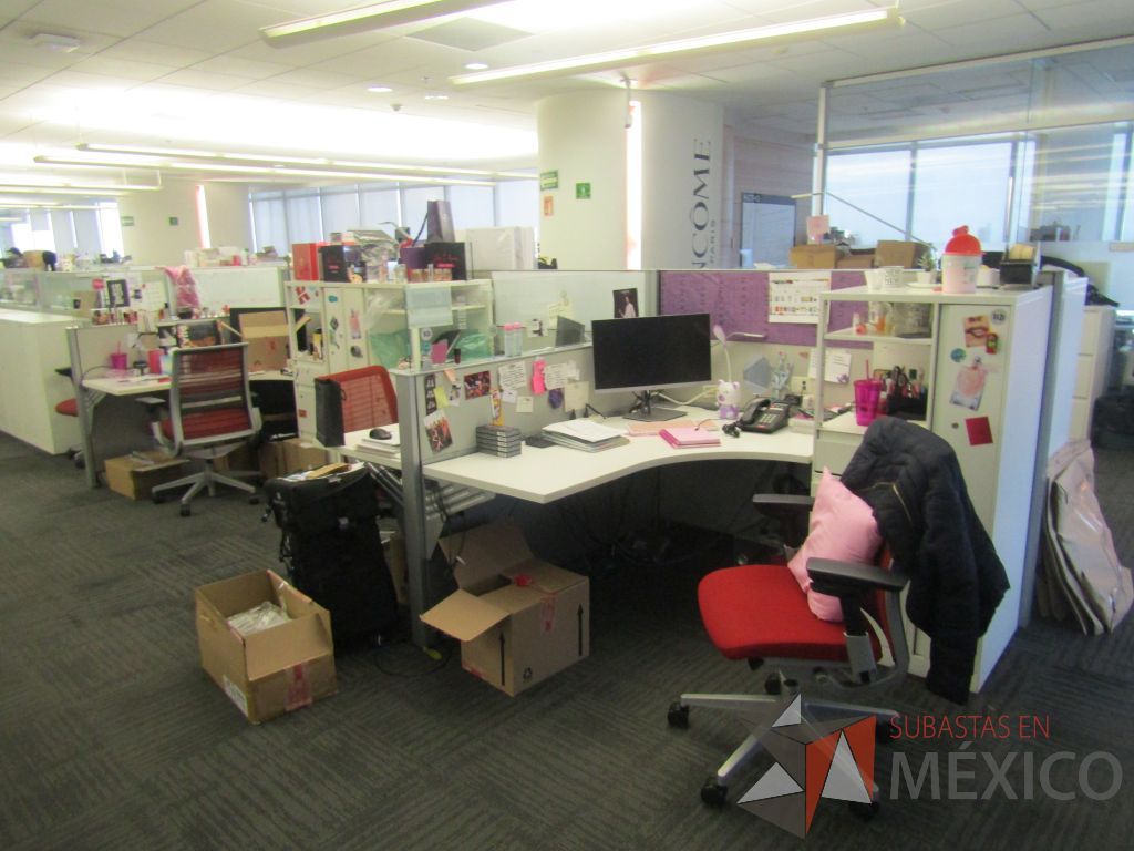Lote 268 - Estación de trabajo para 6 personas con 6 gabinetes altos metálicos color blanco. - Imagen 2