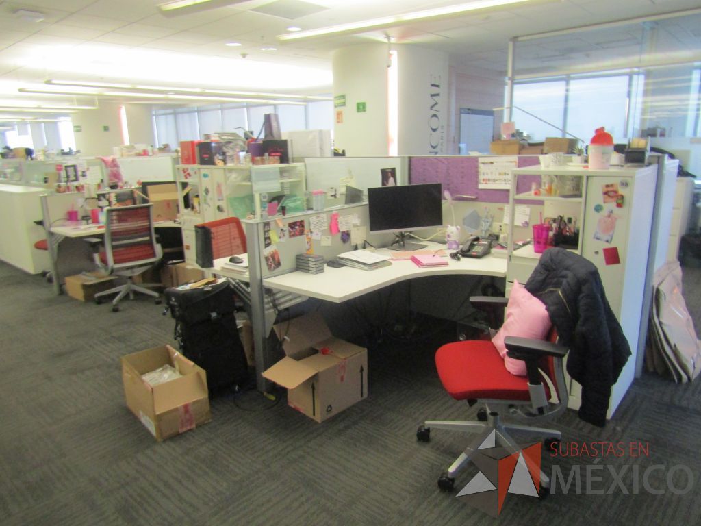 Lote 268 - Estación de trabajo para 6 personas con 6 gabinetes altos metálicos color blanco. - Imagen 3