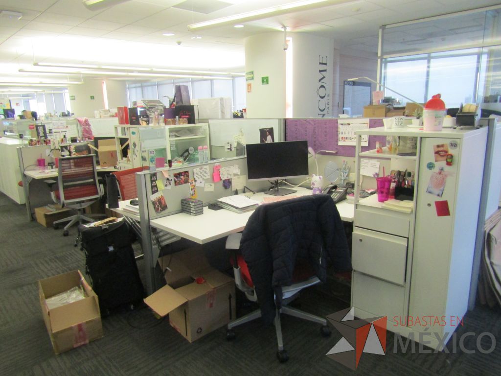Lote 268 - Estación de trabajo para 6 personas con 6 gabinetes altos metálicos color blanco. - Imagen 4