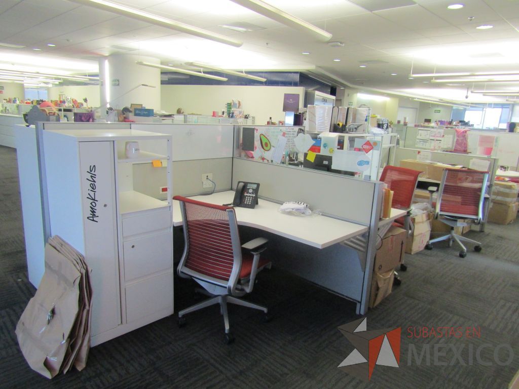 Lote 268 - Estación de trabajo para 6 personas con 6 gabinetes altos metálicos color blanco. - Imagen 5
