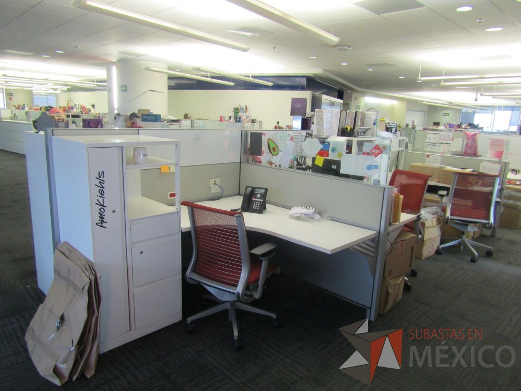 Lote 268 - Estación de trabajo para 6 personas con 6 gabinetes altos metálicos color blanco. - Imagen 6