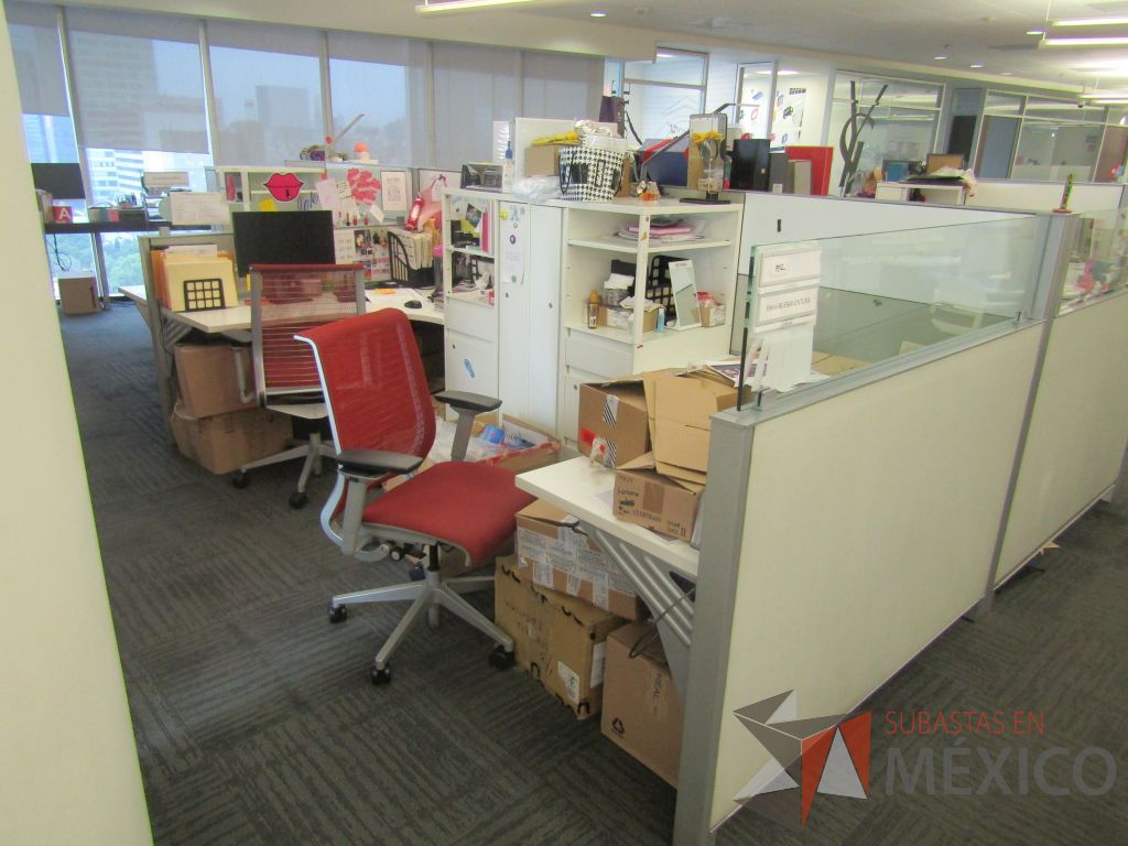 Lote 268 - Estación de trabajo para 6 personas con 6 gabinetes altos metálicos color blanco. - Imagen 7