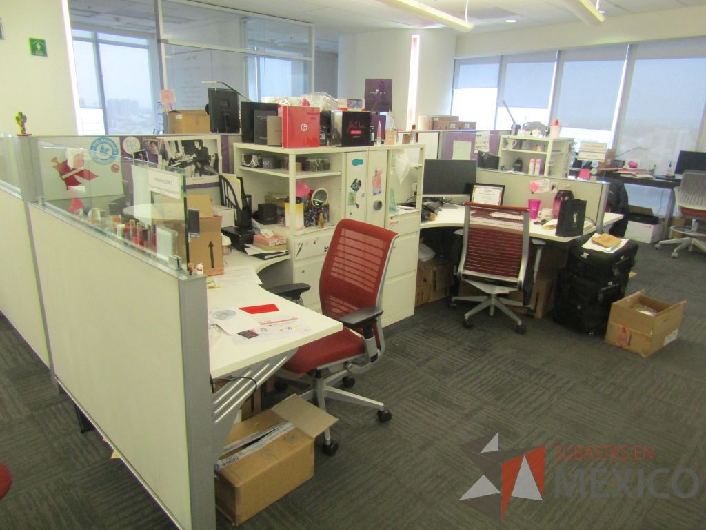 Lote 268 - Estación de trabajo para 6 personas con 6 gabinetes altos metálicos color blanco. - Imagen 8