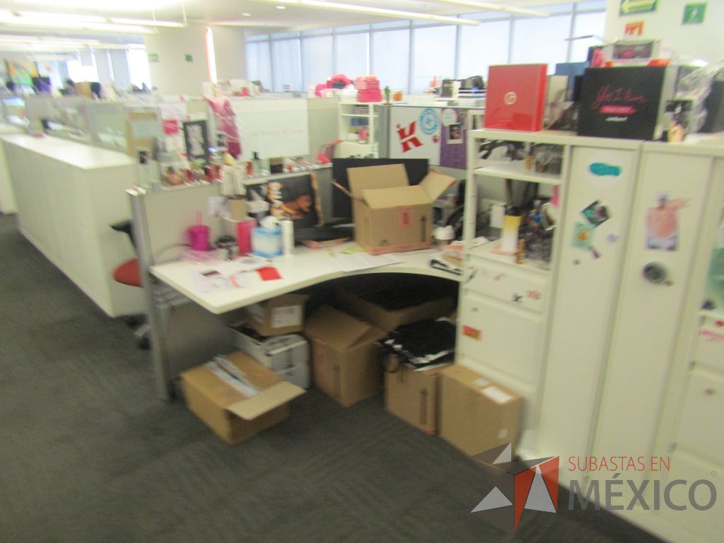 Lote 268 - Estación de trabajo para 6 personas con 6 gabinetes altos metálicos color blanco. - Imagen 9
