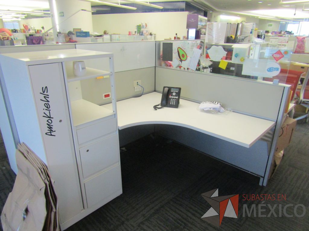 Lote 268 - Estación de trabajo para 6 personas con 6 gabinetes altos metálicos color blanco. - Imagen 12