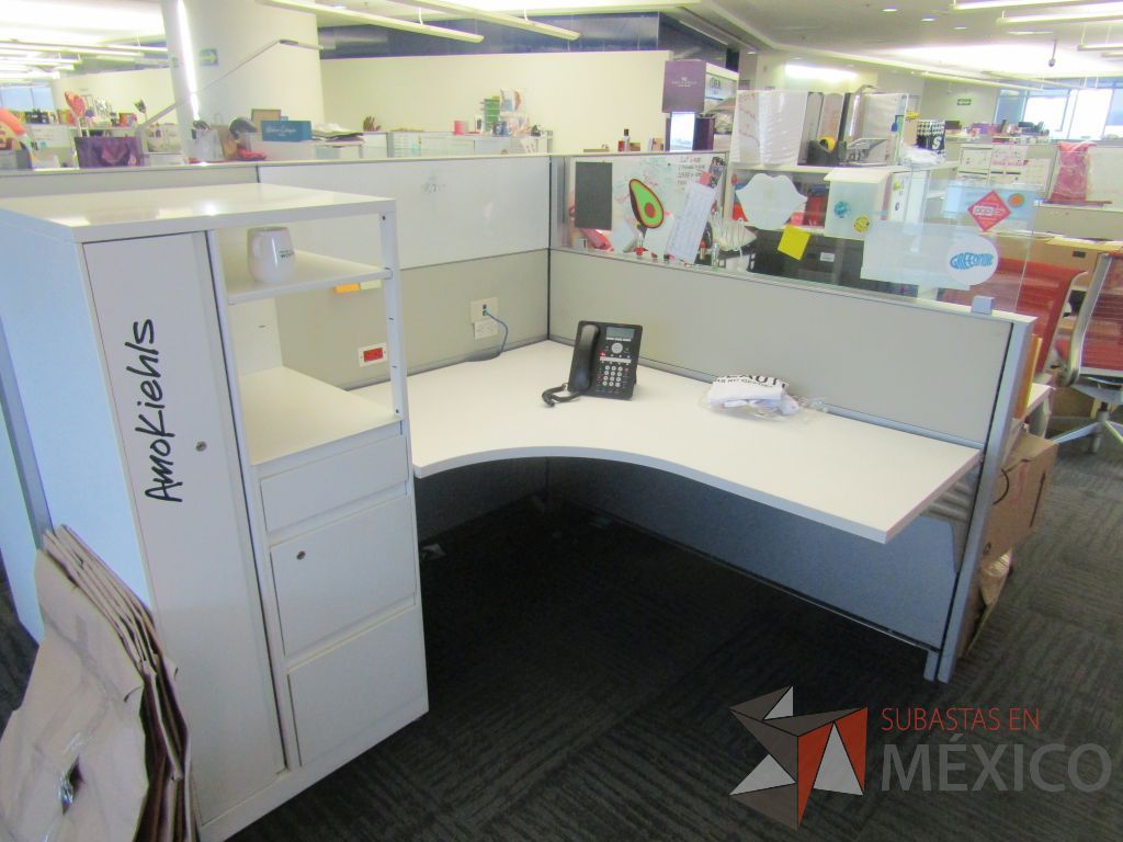 Lote 268 - Estación de trabajo para 6 personas con 6 gabinetes altos metálicos color blanco. - Imagen 13
