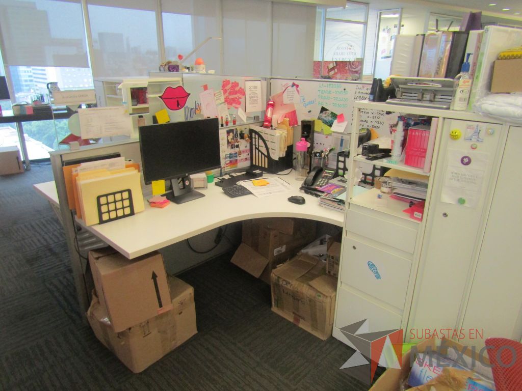 Lote 268 - Estación de trabajo para 6 personas con 6 gabinetes altos metálicos color blanco. - Imagen 14