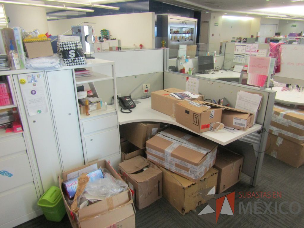 Lote 268 - Estación de trabajo para 6 personas con 6 gabinetes altos metálicos color blanco. - Imagen 15