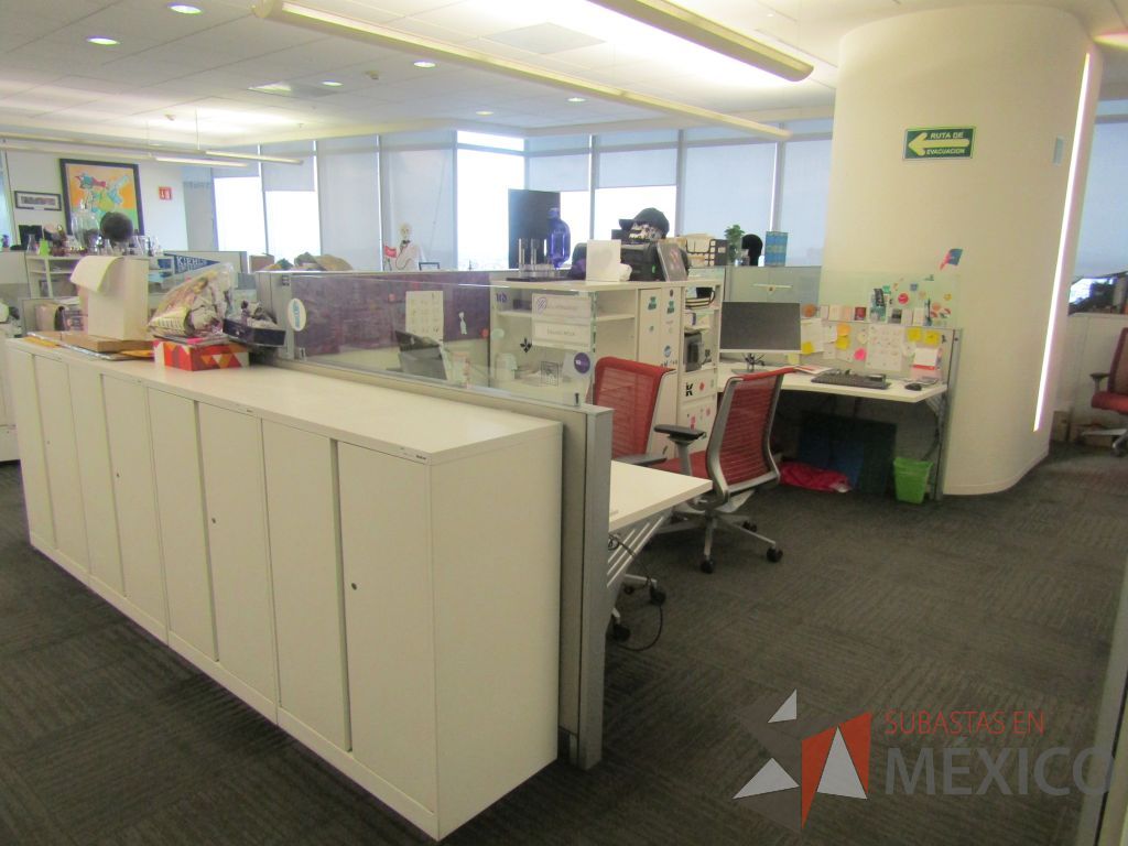Lote 321 - Estación de trabajo para 4 personas de mampara baja con 4 gabinetes altos metálicos color blanco - Imagen 3