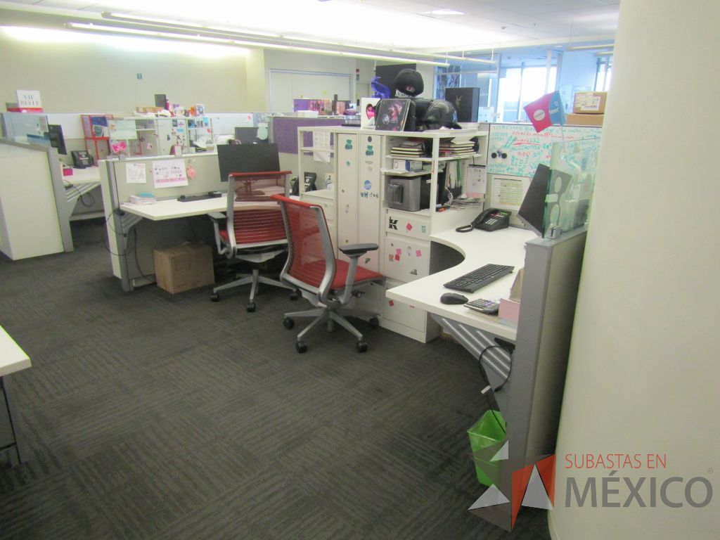Lote 321 - Estación de trabajo para 4 personas de mampara baja con 4 gabinetes altos metálicos color blanco - Imagen 4