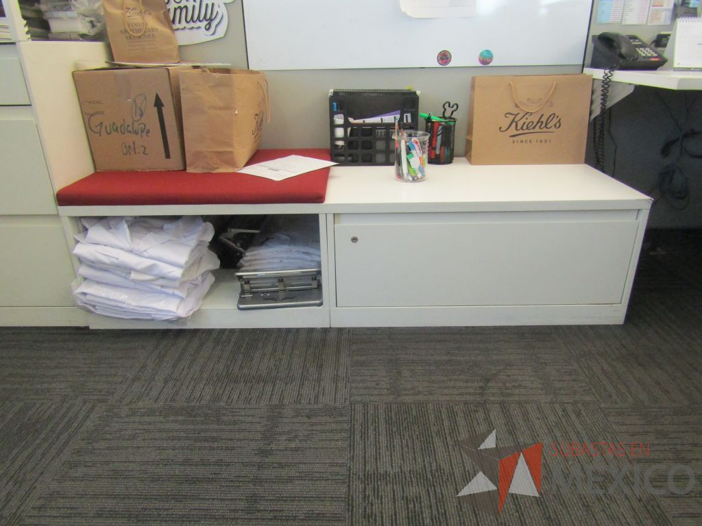 Lote 321 - Estación de trabajo para 4 personas de mampara baja con 4 gabinetes altos metálicos color blanco - Imagen 9