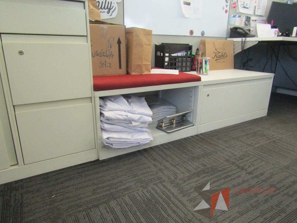 Lote 321 - Estación de trabajo para 4 personas de mampara baja con 4 gabinetes altos metálicos color blanco - Imagen 13
