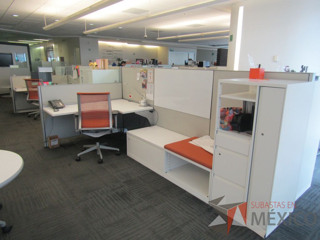 Lote 084 - Estación de trabajo para 5 personas con 5 gabinetes altos metálicos color blanco - Imagen 2